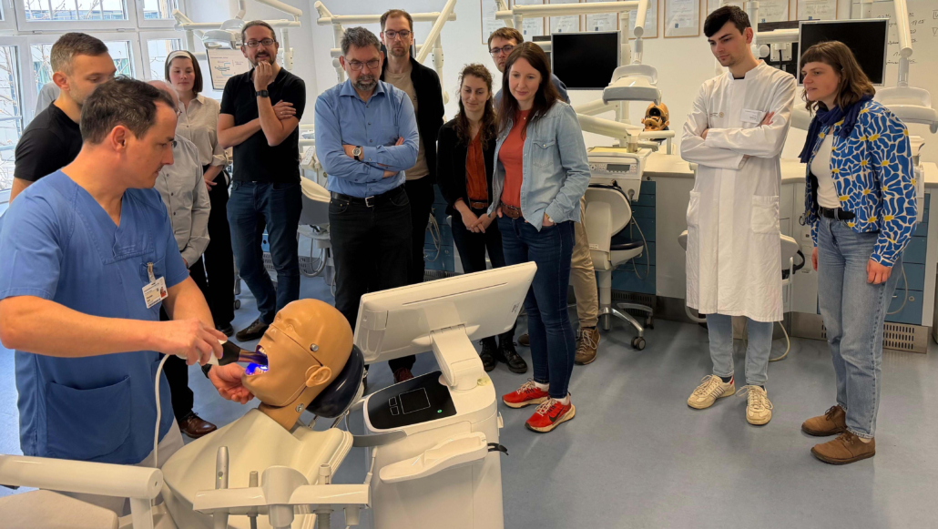 mtz.de_Intraoral-Sonde_Karies Demonstration der Intraoral-Sonde im Rahmen des Projektauftakts von
KARiSO-3D
