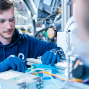 RAYDIAX-Ingenieure arbeiten am TACT-Prototyp.