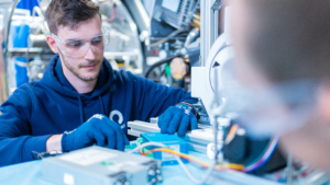 RAYDIAX-Ingenieure arbeiten am TACT-Prototyp.