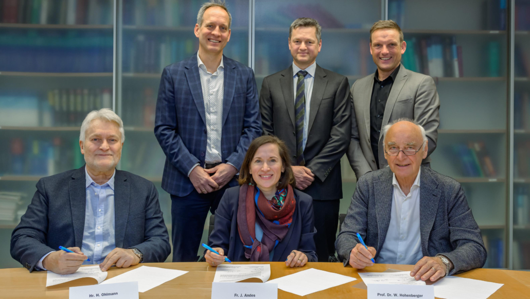 Freuen sich über die Vereinbarung zur neuen Stiftung (v. l.): Horst Ohlmann (DT Deutsche Stiftungstreuhand AG), Michael Pierer von Esch und Julia Andes (beide Siemens Healthineers), Prof. Dr. Stephan Achenbach (Forschungsstiftung Medizin), Jörg Volleth (designierter Oberbürgermeister Erlangens) und Prof. Dr. Werner Hohenberger (Forschungsstiftung Medizin).