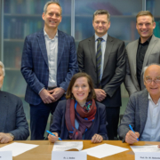 Freuen sich über die Vereinbarung zur neuen Stiftung (v. l.): Horst Ohlmann (DT Deutsche Stiftungstreuhand AG), Michael Pierer von Esch und Julia Andes (beide Siemens Healthineers), Prof. Dr. Stephan Achenbach (Forschungsstiftung Medizin), Jörg Volleth (designierter Oberbürgermeister Erlangens) und Prof. Dr. Werner Hohenberger (Forschungsstiftung Medizin).