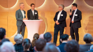 Gesprächsrunde Zukunft Medizin 2035, v.l. Moderator Ingolf Baur; Johannes Sarx, Geschäftsführung der BIOPRO Baden-Württemberg GmbH; Dr. Klaus Eichenberg, Geschäftsführung der BioRegio STERN Management GmbH, Ministerialdirektor Michael Kleiner vom Ministerium für Wirtschaft, Arbeit und Tourismus Baden-Württemberg