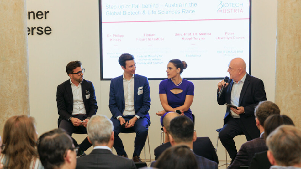 Dr. Philipp Kinsky (Partner bei Herbst Kinsky Rechtsanwälte), Peter Llewellyn-Davies (Vorstandsvorsitzender BIOTECH AUSTRIA), Univ.-Prof. Dr. Monika Köppl-Turyna (Direktorin von EcoAustria), Florian Frauscher (Sektionschef im Bundesministerium für Wirtschaft, Energie und Tourismus)