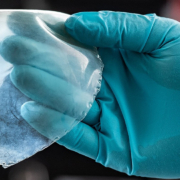 Der biomimetische
Gewebeersatz eröffnet neue Ansätze für
leistungsfähige Implantate – hier
demonstriert an einem gedruckten
Herzbeutel (Perikard).