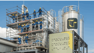 Hoch hinaus baute sich Traceless materials eine Produktionsanlage für biologisch abbaubares Plastik