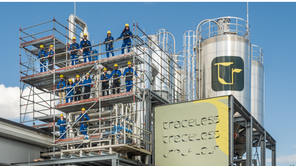 Hoch hinaus baute sich Traceless materials eine Produktionsanlage für biologisch abbaubares Plastik