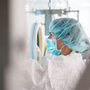 Konzentration und steriles Arbeiten sind wichtig im Fill & Finish von Materialien, die für die Zelltherapie-Produktion benötigt werden. Bei Sartorius am Standort Freiburg