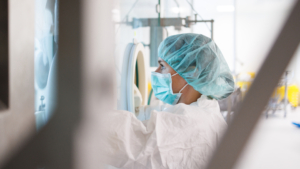 Konzentration und steriles Arbeiten sind wichtig im Fill & Finish von Materialien, die für die Zelltherapie-Produktion benötigt werden. Bei Sartorius am Standort Freiburg