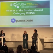 Die Heidelberger Panosome gewinnt den Start-up-Award der BioVaria. Prof. Nina Papavasiliou (CEO, rechts) und Dr. Katharina Urban (BD, links daneben) bedanken sich.