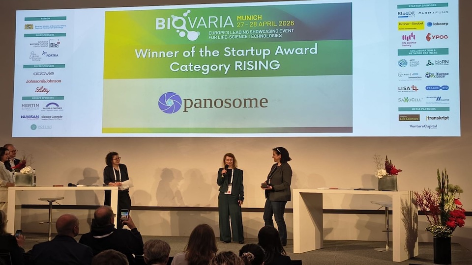 Die Heidelberger Panosome gewinnt den Start-up-Award der BioVaria. Prof. Nina Papavasiliou (CEO, rechts) und Dr. Katharina Urban (BD, links daneben) bedanken sich.