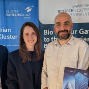 Vorstellung des Jahresreports in Martinsried (v.l.): Dr. Julian Dieler (StMWi), Verena Vitz (EY), Dr. Jonas Helma-Smets (Tubulis) und Prof. Ralf Huss (BioM)
