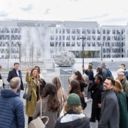 Die Medical Science City in Graz: Cluster-Chefin Lejla Pock inmitten einer internationalen Besuchergruppe