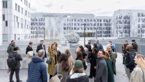 Die Medical Science City in Graz: Cluster-Chefin Lejla Pock inmitten einer internationalen Besuchergruppe