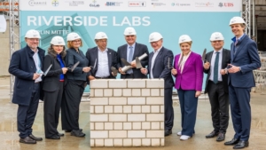 Berliner Prominenz bei Grundsteinlegung. Regierender Bürgermeister Kai Wegner (4.v.r.) und Franziska Giffey, Bürgermeisterin von Berlin und Senatorin für Wirtschaft, Energie und Betriebe (3.v.l.)