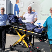 Prof. Dr. Klaus Faßbender, Axel Jung und die Ärztliche Leiterin der Mobilen Geriatrie Unit, Silvia Rauen, (v.l.) vor dem Lkw mit Hightech-Diagnostik