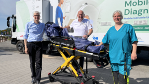 Prof. Dr. Klaus Faßbender, Axel Jung und die Ärztliche Leiterin der Mobilen Geriatrie Unit, Silvia Rauen, (v.l.) vor dem Lkw mit Hightech-Diagnostik