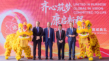 v.l. Dr. Andreas Eckert – Aufsichtsratsvorsitzender Eckert & Ziegler SE;
Shouyi You – Founder & Chairman of Yantai Dongcheng Pharmaceutical Group Co., Ltd.;
Zhigang Luo (Grant Luo) – General Manager of Yantai Dongcheng Pharmaceutical Group Co., Ltd.;
Dr. Harald Hasselmann, Vorstandsvorsitzender Eckert & Ziegler SE