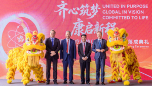 mtz.de_Eckert Ziegler China Eröffnungszeremonie v.l. Dr. Andreas Eckert – Aufsichtsratsvorsitzender Eckert & Ziegler SE;
Shouyi You – Founder & Chairman of Yantai Dongcheng Pharmaceutical Group Co., Ltd.;
Zhigang Luo (Grant Luo) – General Manager of Yantai Dongcheng Pharmaceutical Group Co., Ltd.;
Dr. Harald Hasselmann, Vorstandsvorsitzender Eckert & Ziegler SE