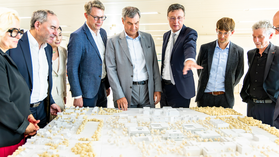 Bekanntgabe Siegerentwurf_Neuer_MPG-Campus_Martinsried_kl_gruppe Kopie Max-Planck-Präsident Prof. Patrick Cramer erläutert der Politik das Modell der Neubauplanung (siehe Text)