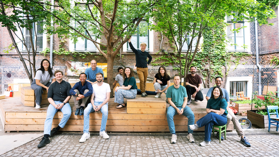 graph tx team Entspanntes KI-Team im Grünen. CTO Sehlke hält sich am Ast fest, CEO Vladimer ganze rechts außen