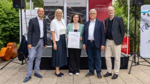 Platz 1 Science2Start 2026: (v.l. Dr. Christian Lindemann und Dr. Ulrike Brucklacher (VOELKER & Partner mbB) mit Preisträgerin Dr. Sarah Scatigna (MPI-IS Stuttgart) und Gastgeber Dr. Klaus Eichenberg (BioRegio STERN Management GmbH) sowie Keynote-Sprecher Dr. Achim Plum (Geschäftsführer des High-Tech Gründerfonds)