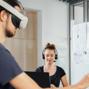 XR-Brillen können Menschen mit Sehbehinderung im Arbeitsalltag unterstützen.