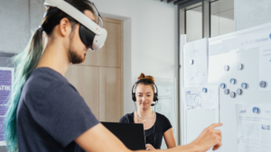 XR-Brillen können Menschen mit Sehbehinderung im Arbeitsalltag unterstützen.