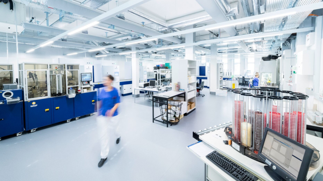 Im mikrobiologischen Labor am Institut für Medizinische Mikrobiologie der Universität Zürich finden in hoch-automatisiertem und standardisiertem Umfeld diagnostische Analysen, u. a. bei Verdacht auf respiratorische Erreger, statt.