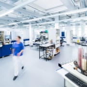 Im mikrobiologischen Labor am Institut für Medizinische Mikrobiologie der Universität Zürich finden in hoch-automatisiertem und standardisiertem Umfeld diagnostische Analysen, u. a. bei Verdacht auf respiratorische Erreger, statt.