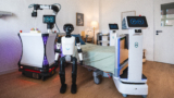 Vier Robotik-Systeme werden im URG-Robotik-Trainingszentrum auf ihren  Einsatz in Klinik, Labor und Pflege vorbereitet: uLab Mobile, uMe, uServe und uLog (v.l.)