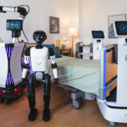 Vier Robotik-Systeme werden im URG-Robotik-Trainingszentrum auf ihren  Einsatz in Klinik, Labor und Pflege vorbereitet: uLab Mobile, uMe, uServe und uLog (v.l.)