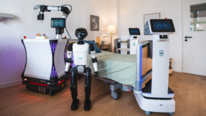 Vier Robotik-Systeme werden im URG-Robotik-Trainingszentrum auf ihren  Einsatz in Klinik, Labor und Pflege vorbereitet: uLab Mobile, uMe, uServe und uLog (v.l.)