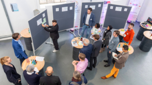 Bei einer Vernetzungsveranstaltung bringt das LZM Gründergeist, Wissenschaft und Wirtschaft zusammen.