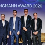 Dr. Thomas Strüngmann, Dr. Stefano Portolano (Finalist, Azafaros), Dr. Jonathan Talbot (Gewinner des Strüngmann Awards 2026, Mosanna Therapeutics / Melodia Therapeutics), Prof. Dr. med. Wieland Sommer (Finalist, Jacobian), Dr. Andreas Strüngmann - v.l.n.r.