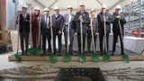 Gewohntes Bild in Basel: Roche baut wieder. Das Logo auf den Helmen muss dabei nicht groß sein, man eilt von Grundsteinlegung zu Richtfestfeiern und Eröffnungen und kennt sich.