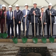Gewohntes Bild in Basel: Roche baut wieder. Das Logo auf den Helmen muss dabei nicht groß sein, man eilt von Grundsteinlegung zu Richtfestfeiern und Eröffnungen und kennt sich.
