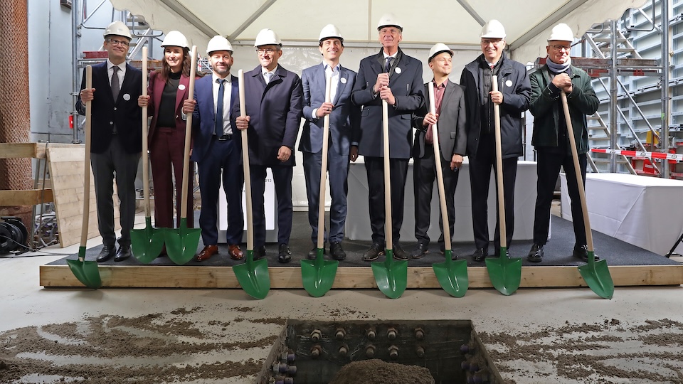 foto_grundsteinlegung roche basel Gewohntes Bild in Basel: Roche baut wieder. Das Logo auf den Helmen muss dabei nicht groß sein, man eilt von Grundsteinlegung zu Richtfestfeiern und Eröffnungen und kennt sich.