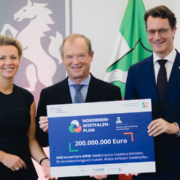 NRW-Wissenschaftsministerin Ina Brandes, Prof. Dr. Michael Hallek, Direktor der Klinik I für Innere Medizin und des Centrums für Integrierte Onkologie der Uniklinik Köln, NRW-Ministerpräsident Hendrik Wüst