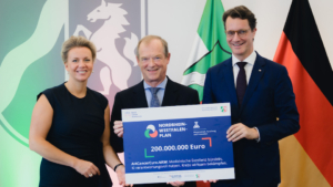 NRW-Wissenschaftsministerin Ina Brandes, Prof. Dr. Michael Hallek, Direktor der Klinik I für Innere Medizin und des Centrums für Integrierte Onkologie der Uniklinik Köln, NRW-Ministerpräsident Hendrik Wüst