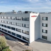 Der Neubau von Analytik Jena umfasst rund 19.000 Quadratmeter und beherbergt Produktions-, Lager-, Entwicklungs- und Laborbereiche sowie Büroflächen.