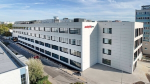 Der Neubau von Analytik Jena umfasst rund 19.000 Quadratmeter und beherbergt Produktions-, Lager-, Entwicklungs- und Laborbereiche sowie Büroflächen.