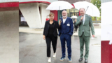 Gut beschirmt vor und im neuen Zentrum für Wirkstoffforschung in Dortmund, v. l.:  Mona Neubaur (Ministerin für Wirtschaft, Industrie, Klimaschutz und Energie sowie stellvertretende Ministerpräsidentin des Landes Nordrhein-Westfalen), Dirk Stürmer (Geschäftsführer TechnologieZentrumDortmund), Stefan Schreiber (Geschäftsführer IHK zu Dortmund)