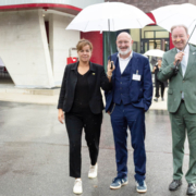 Gut beschirmt vor und im neuen Zentrum für Wirkstoffforschung in Dortmund, v. l.:  Mona Neubaur (Ministerin für Wirtschaft, Industrie, Klimaschutz und Energie sowie stellvertretende Ministerpräsidentin des Landes Nordrhein-Westfalen), Dirk Stürmer (Geschäftsführer TechnologieZentrumDortmund), Stefan Schreiber (Hauptgeschäftsführer IHK zu Dortmund)